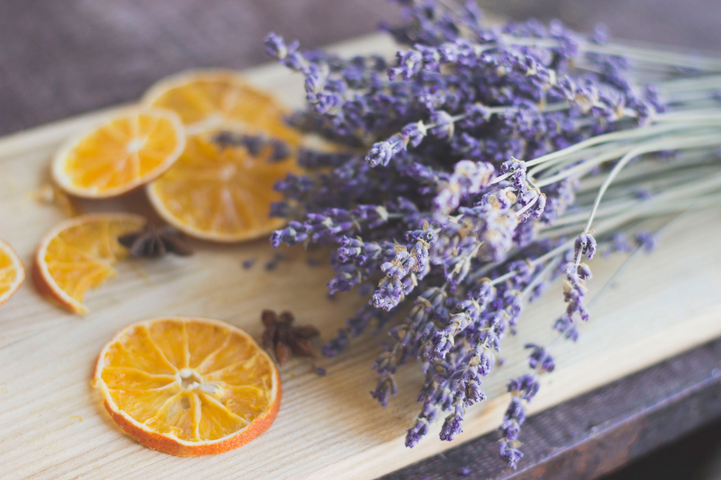 مزيج من الزيوت الأساسية المهدئة بنسبة ذهبية مثالية يحرر الطاقة الطبيعية، مثل عناق لطيف في الغابة، مما يعزز شعور الخفة والرفاهية، داخليًا وخارجيًا.